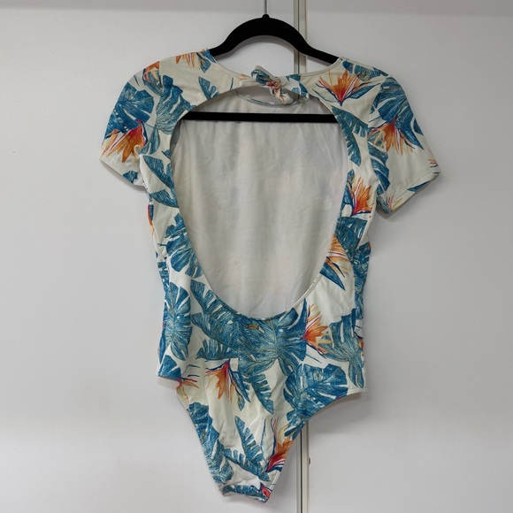 Roxy women's short-sleeve one-piece swimsuit with a tropical print - Picture 5 of 7